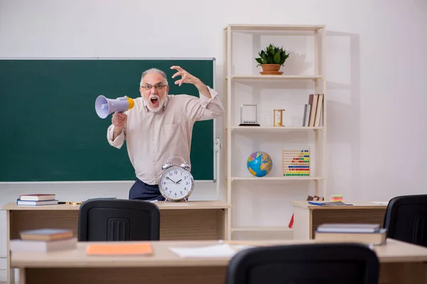 Viejo profesor en concepto de gestión del tiempo — Foto de Stock