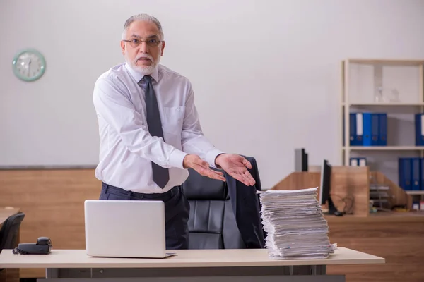 Starý muž zaměstnanec nešťastný s nadměrnou prací v kanceláři — Stock fotografie