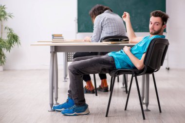 Sınıfta kabadayılık taslayan iki erkek öğrenci.