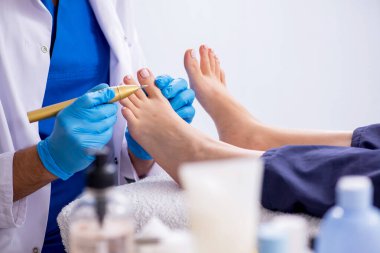 İşlem sırasında ayak tedavi uzmanı