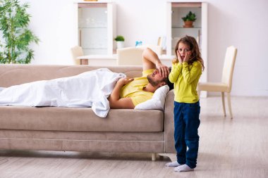 Küçük kız hasta babasına bakıyor.