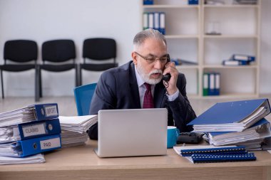 Yaşlanmış erkek çalışanlar aşırı işten memnun değil.