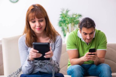 Gadget bağımlılığı konseptinde genç bir çift