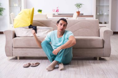 Genç erkek ebeveyn yeni doğan bebeğe evde bakıyor.