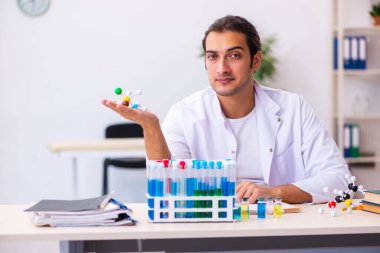 Laboratuvarda çalışan genç bir kimyager.