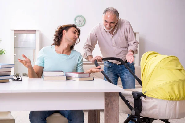 Pensionerad farfar som tar hand om nyfödda hemma — Stockfoto