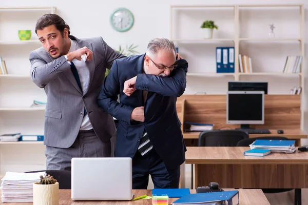 Deux employés en concept pandémique sur le lieu de travail — Photo