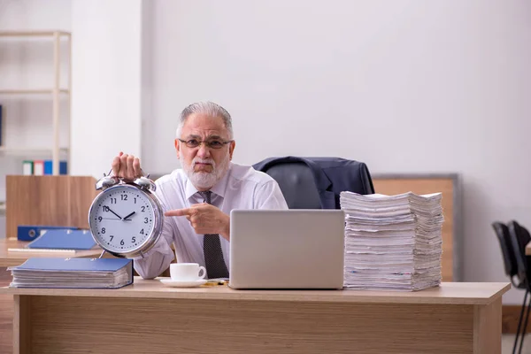 Velho empregado masculino no conceito manegement tempo — Fotografia de Stock