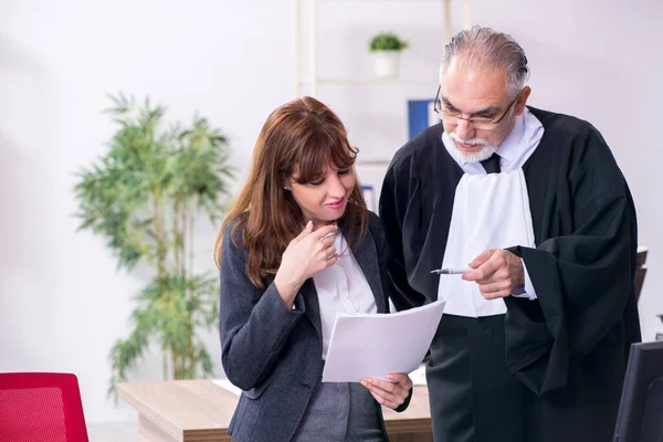 Viejo juez y su joven secretaria en la oficina — Foto de Stock