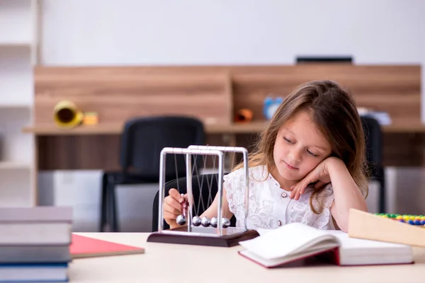 Menina pequena se preparando para exames em casa — Fotografia de Stock