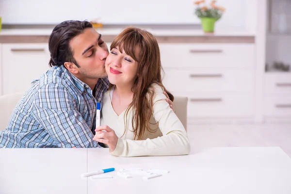 Unga par är mycket glada i graviditetsplanering koncept — Stockfoto
