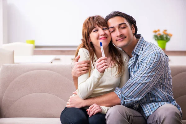 Junges Paar ist mit Schwangerschaftsplanung sehr zufrieden — Stockfoto