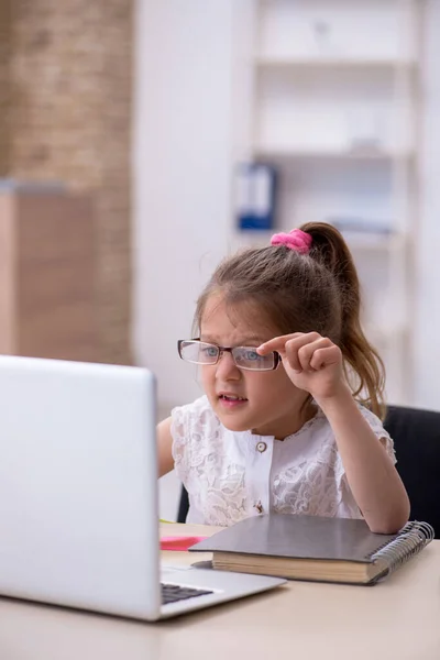 Lustige kleine Mädchen arbeiten im Büro — Stockfoto