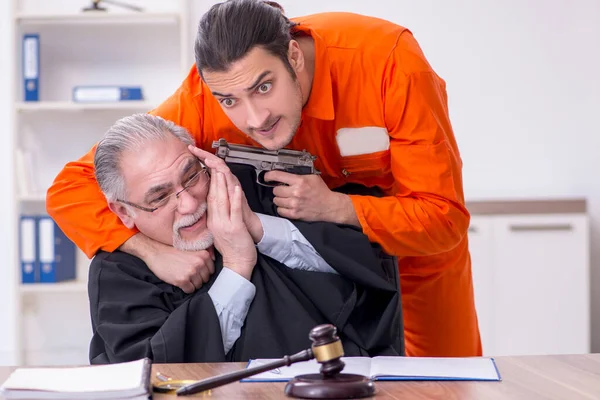 Oude mannelijke rechter ontmoeting met jonge gevangene in gerechtsgebouw — Stockfoto