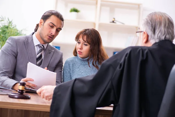 Junge Frau mit Richter und Anwalt im Gerichtsgebäude — Stockfoto