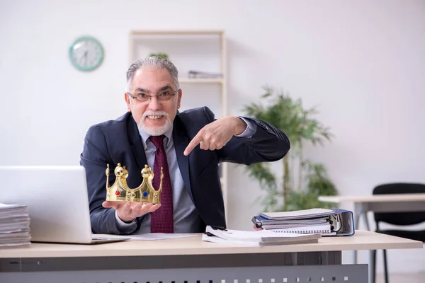 Viejo rey empresario empleado en el lugar de trabajo —  Fotos de Stock