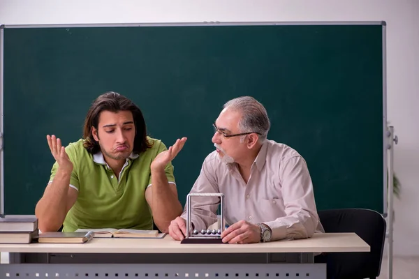 Gamle professorsfysiker och ung student i klassrummet — Stockfoto