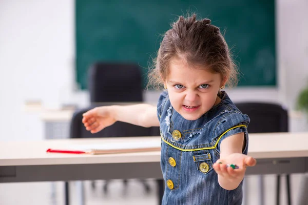 Middelbare school grap met scherpe duimspijkers op stoel — Stockfoto