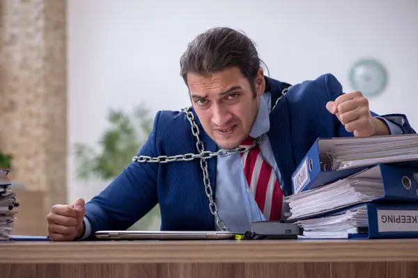 Láncra vert férfi alkalmazott elégedetlen a túlzott munka az irodában — Stock Fotó