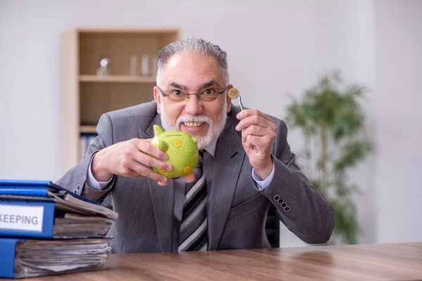 Velho empregado masculino no conceito de planejamento orçamentário — Fotografia de Stock