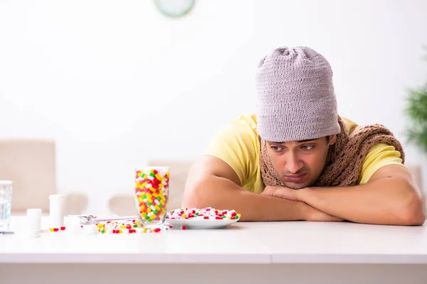 Jongeman die thuis lijdt — Stockfoto