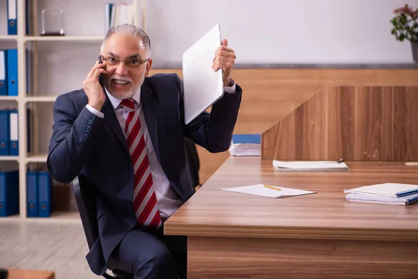 Homem velho empregado sentado no escritório — Fotografia de Stock