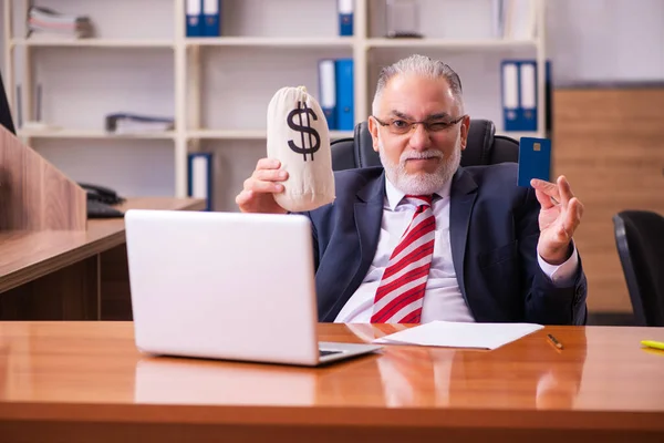 Homem velho empregado sentado no escritório — Fotografia de Stock