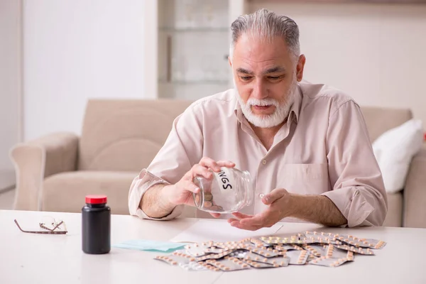 Velho doente sofrendo em casa — Fotografia de Stock