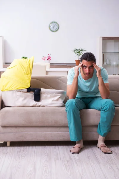 Junge männliche Eltern kümmern sich zu Hause um Neugeborene — Stockfoto