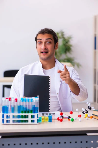 Jonge mannelijke chemicus werkzaam in het lab — Stockfoto