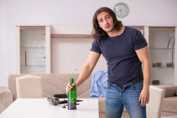 Joven desempleado bebiendo alcohol en casa —  Fotos de Stock