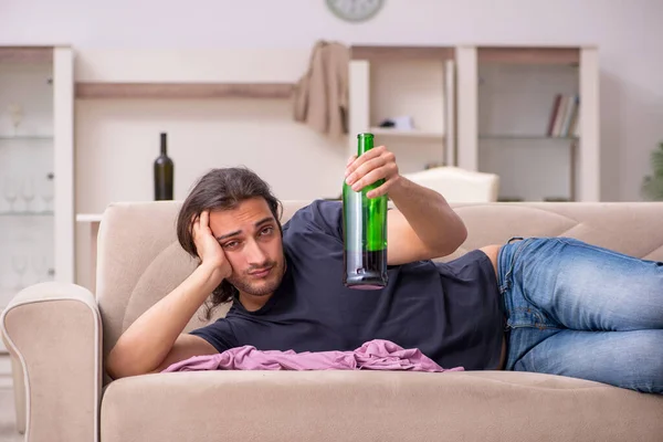 Joven desempleado bebiendo alcohol en casa —  Fotos de Stock