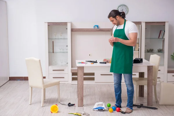 Jonge mannelijke aannemer schoonmaken van de flat na kinderen partij — Stockfoto