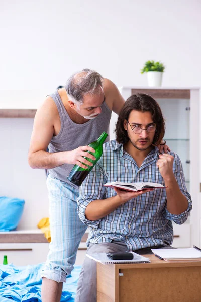 Mladý syn student a táta alkoholik — Stock fotografie