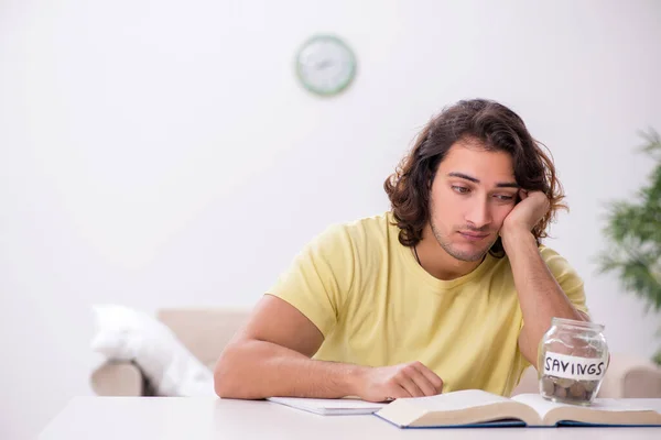 Joven estudiante masculino preparándose para los exámenes en casa — Foto de Stock