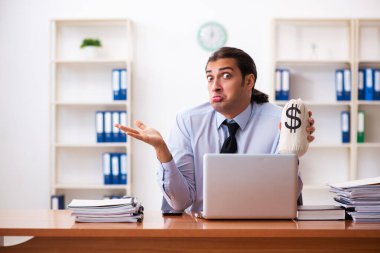 Ödeme konseptinde genç erkek çalışan