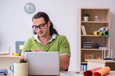 Ofiste çalışan genç erkek tasarımcı.