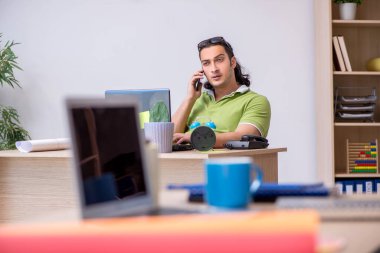 Ofiste çalışan genç erkek tasarımcı.