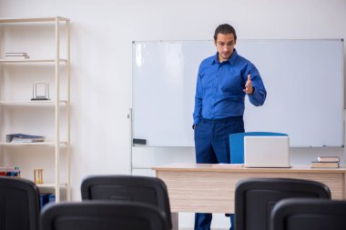 Genç erkek işletme eğitmeni salgın sırasında sunum yapıyor