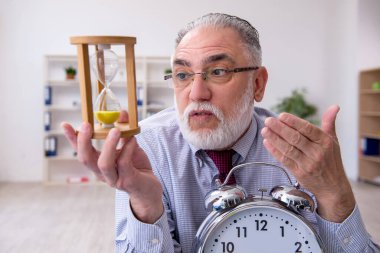 Bütçe planlama konseptinde yaşlı muhasebeci.