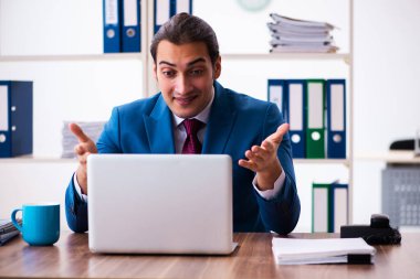 Ofiste çalışan genç bir erkek.