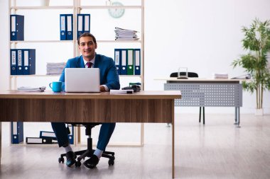 Ofiste çalışan genç bir erkek.