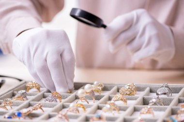 Yaşlı erkek kuyumcu atölyede.