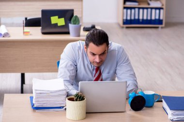 Zaman yönetimi konseptinde genç erkek çalışan