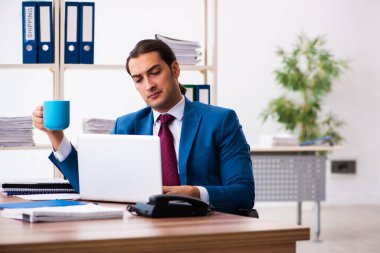 Ofiste çalışan genç bir erkek.