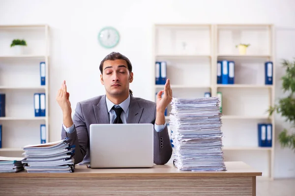 Giovane dipendente maschio infelice con il lavoro eccessivo — Foto Stock