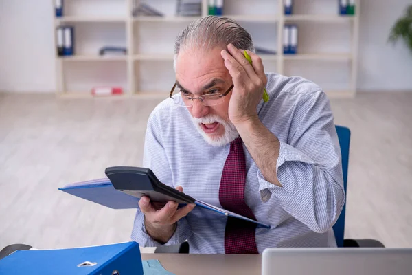 Velho contador masculino no conceito de planejamento orçamentário no escritório — Fotografia de Stock