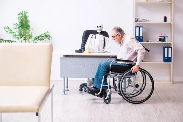 Vecchio in sedia a rotelle in visita medico morto — Foto Stock
