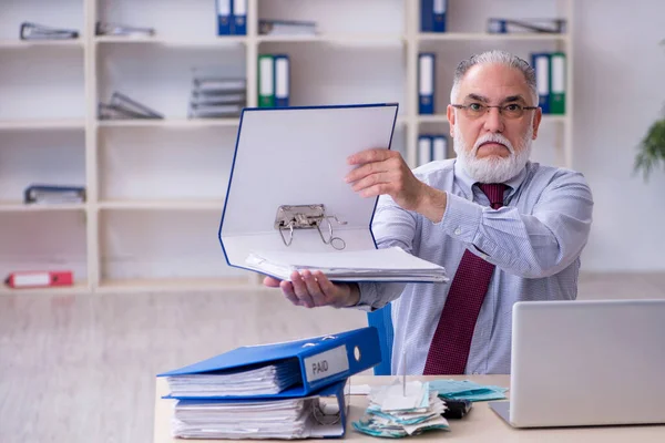 Gammal manlig revisor i budgetplanering koncept på kontoret — Stockfoto