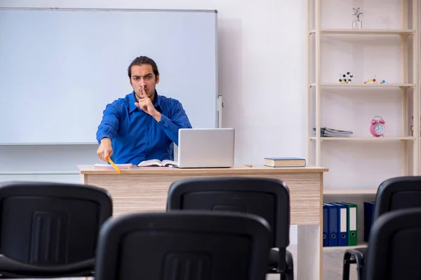 Joven entrenador de negocios masculino haciendo presentación durante pandemia —  Fotos de Stock